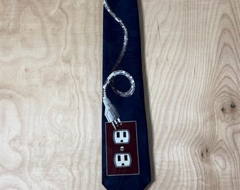 Krawat z poliestru w stylu vintage z lat 90.: Więcej mocy, wystrój domu, gniazdko elektryczne, sztuka