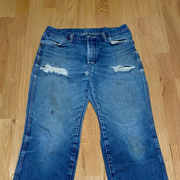 Vintage 90s Wrangler Regular Fit Distressed Medium Dark Wash Denim Blue Jean size 33 x 34
