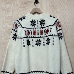 Vintage 70s JC Penney Snowflake Pattern White Acrylic Knit Sweater size Large