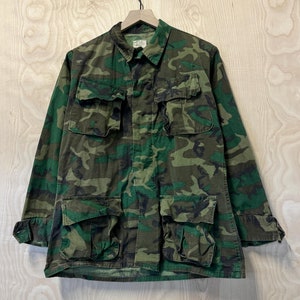 Vintage 60s US Army Military Poplin Slant Pocket Jungle Camouflage Cotton Jacket size Small