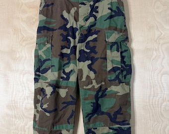 Pantalón cargo vintage del ejército estadounidense con estampado de camuflaje verde bosque, talla mediana regular.