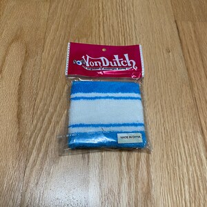 Peut inclure: Un bracelet de poignet ray&eacute; bleu et blanc avec le texte "VonDutch" sur l'emballage. Le bracelet est fabriqu&eacute; en Chine.