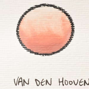 Pu&ograve; includere: Un primo piano di un dipinto ad acquerello di un cerchio color pesca con un contorno nero. Il testo "VAN DEN HOOVEN" &egrave; scritto sotto il cerchio.