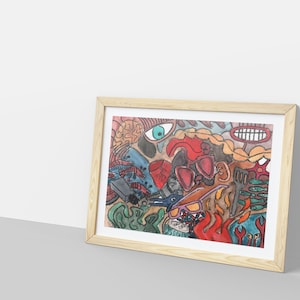 Könnte beinhalten: Ein gerahmtes abstraktes Aquarellbild mit einem farbenfrohen, chaotischen Design. Das Bild zeigt eine Vielzahl von Formen, Linien und Farben, darunter Rot, Blau, Grün, Gelb und Orange. Das Bild ist in einem einfachen Holzrahmen gerahmt.