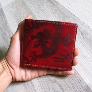 Cartera de cuero chino con diseño de dragón, hecha a mano, personalizada para hombre, regalo personalizado oriental, billetera delgada para tarjetas de cumpleaños y aniversario para novio y papá.