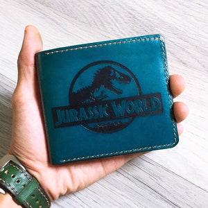 Cartera de cuero plegable personalizada de Jurassic World para hombre con bloqueo RFID, diseño de dinosaurio, ideal como regalo de aniversario o Navidad.