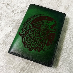 Cartera plegable de cuero con estampado celta de lobo, cartera de cuero con grabado de lobo rugiente, cartera de viaje de estilo celta, regalo de lobo para novio o esposo.