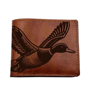 Cartera hecha a mano con grabado de pato, regalo de cuero de caza de pato para papá, cartera de caza para novio, regalo de esposa para esposo, regalo de arte de pato