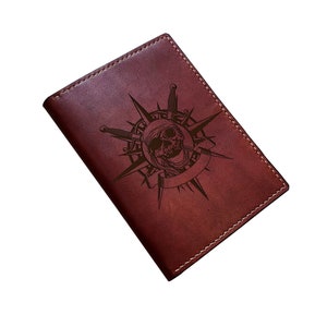 Cartera de cuero pirata para pasaporte, cartera con grabado de brújula y calavera, cartera de cuero personalizada, regalo de viaje de cuero para aniversario, cumpleaños