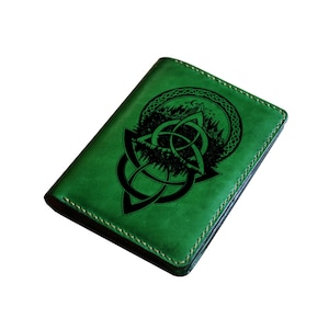 Cartera con arte de runas nórdicas Triquetra, cartera vikinga personalizada para hombre, ideas de regalo de cuero celta para novio, padre y esposo.