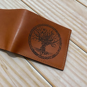 Maßgeschneiderte Lederbrieftasche für ihn, Wikinger Herren Brieftasche, Baum des Lebens Symbole irisch-keltisches Kultur Gravurmuster, personalisierte Brieftasche