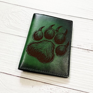 Bärentatzen Gravur Leder Reisepass, coole Tatzen Reisebrieftasche, maßgeschneiderte Leder Geschenkideen, kleines Reise-Accessoires, Reisegeschenk