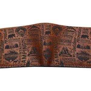 Cartera de hombre con diseño de camping personalizado, cartera de cuero para él, arte tipográfico de aventura, regalo para hermano, esposo, regalo de aniversario para hombre.