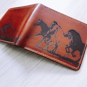 Cartera plegable de cuero para hombre con diseño de caballos salvajes, hecha a mano, ideal como regalo de cumpleaños, aniversario o Navidad 2020, regalo personalizado.