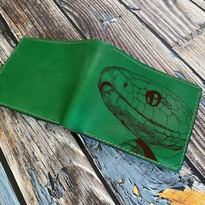 Carteira dobrável em couro com desenho de cobra: presente personalizado com réptil gravado