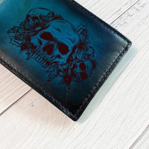 Cartera de cuero con estampado de calavera rosa, cartera con grabado de calavera, cartera de cuero genuino hecha a mano personalizada, regalo de aniversario de cumpleaños de cuero para él