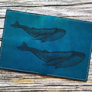 Cartera plegable de cuero con dibujo de ballena, cartera con arte de boceto de ballena, cartera para pasaporte de ballena personalizada, cartera de viaje con estampado de mar oceánico, regalo para ella