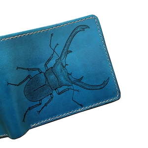 Portafoglio bifold in pelle fatto a mano: Stag Beetle Art, regalo con incisione personalizzata di un motivo di insetto