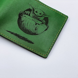 Cartera de cuero personalizada de Baby Yoda hecha a mano para hombre, regalos de Star Wars, idea de regalo personalizada para el Día del Padre 2021, regalo de aniversario para papá