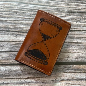 Personalisierte Leder Geldbörse, Mini Portemonnaie für den Ausweis, Sanduhr Retro Stil Geldbörse, Leder Jahrestagsgeschenk für Papa, Ehemann