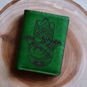 Cartera de cuero para hombre con diseño de mano de Hamsa personalizada, símbolos antiguos del budismo, regalo de aniversario de cuero personalizado para hombre.
