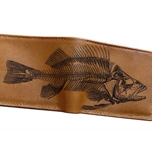 Personalisierte Ledergeldbörse: Mit Fischskelett-Gravur, handgefertigt