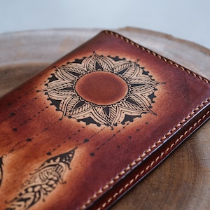 Cartera de mandala de cuero genuino personalizada, cartera larga para mujer, cartera floral para niñas, regalos florales de luna y sol para novia, madre