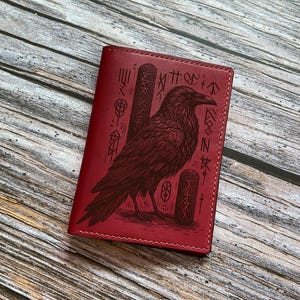 Cartera de cuero con diseño de cuervo, billetera hecha a mano personalizada, billetera de viaje con diseño de cuervo, estuche para pasaporte estilo cuervo con runas nórdicas, regalos de cuervo celta vikingo
