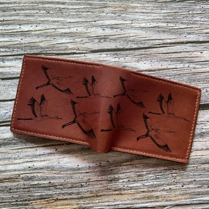 Cartera de cuero personalizada hecha a mano, billetera con diseño artístico japonés, billetera con diseño de grullas voladoras, regalo de aniversario de cuero para esposo o novio.
