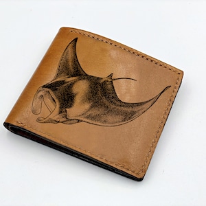 Carteira masculina com estampa animal, presente de couro personalizado para homens, presente de arte com arraia-do-mar para homens, carteira de couro com bloqueio RFID para gravação para ele