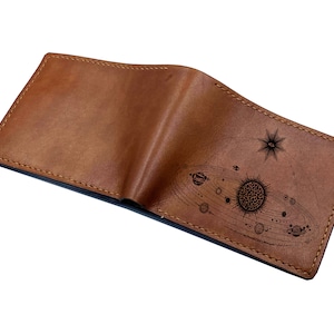Carteira de couro personalizada para homens, padrão de mapa de planetas do sistema solar, presente de astronomia para homens, presentes para homens aventureiros, presente para viajantes