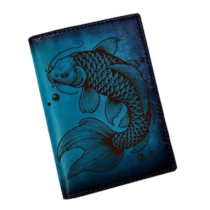 Cartera de cuero con diseño de pez koi hecha a mano, cartera con grabado personalizado, cartera de viaje estilo japonés, cartera para pasaporte, regalo de aniversario de cuero para esposo.