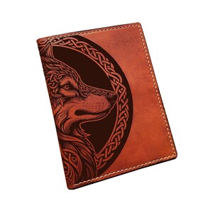 Gravierte keltische Wolf-Leder-Passhülle – personalisierte Wikinger-Reisetasche