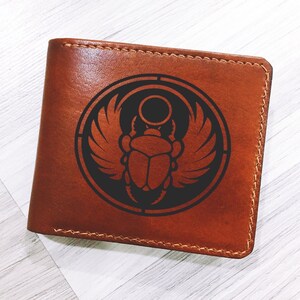 Cartera de hombre personalizada con símbolo de escarabajo, patrón de símbolos antiguos de la mitología egipcia, cartera especial para él, regalo de aniversario de cuero significativo