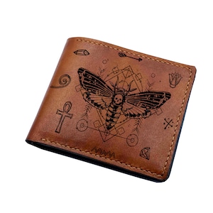 Cartera de cuero para hombre hecha a mano con símbolos del antiguo Egipto, calavera y mariposa, personalizada, ideal como regalo de aniversario personalizado para él 2021