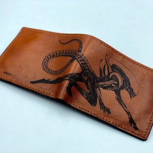 Cartera de cuero para hombre hecha a mano con la película de monstruos xenomorfos alienígenas personalizada, regalo para él, regalo de aniversario, regalo del Día del Padre para el mejor papá