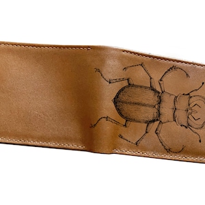 Cartera de cuero personalizada con diseño de ciervo volante para hombre, billetera con bloqueo RFID, regalo personalizado con diseño de insectos y animales, idea de regalo de Navidad para amantes de los animales.