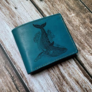 Ręcznie robiony skórzany portfel z wielorybem: spersonalizowany prezent w formie sztuki zwierzęcej