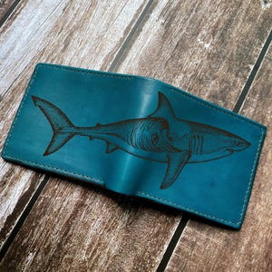 Cartera de piel con estampado de tiburón: regalo hecho a mano con animales del océano