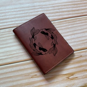 Cartera de cuero personalizada hecha a mano para hombre, regalo de cuero con estampado japonés de pez koi, cartera de cuero grabada con el signo de Géminis, ideas de regalo para un amigo