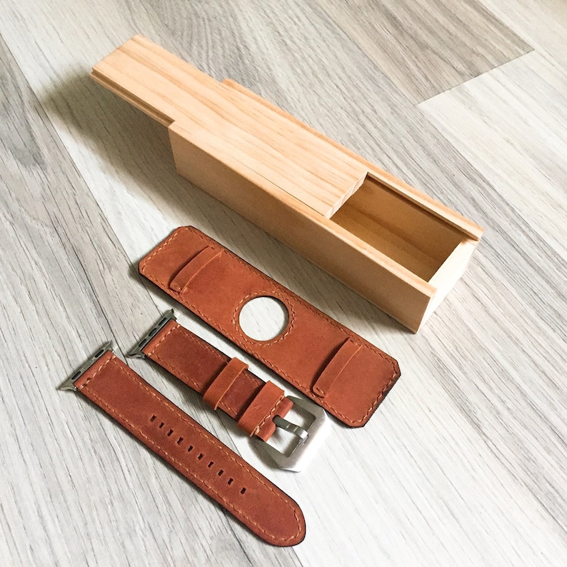 Puede incluir: Dos correas de reloj de cuero marr&oacute;n con una hebilla plateada y una caja de madera. Las correas est&aacute;n hechas de cuero suave y flexible y tienen un aspecto cl&aacute;sico.