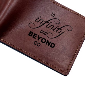 Billetera para hombre con cita "Hasta el infinito y más allá", regalos personalizados para hombre con significado simple, regalo de aniversario personalizado para papá, novio, esposo