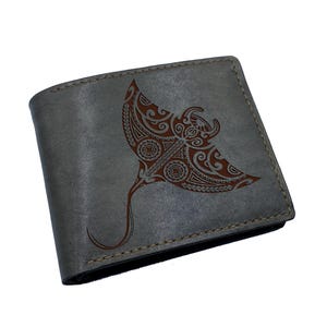 Portefeuille en cuir fait main avec motif de raie, cadeau polynésien personnalisé, portefeuille à motif océan.