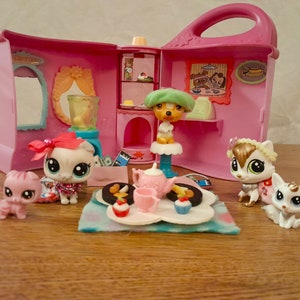 Authentic Almost Complete LPS Doggie Diner with Extra Pets and Accessories