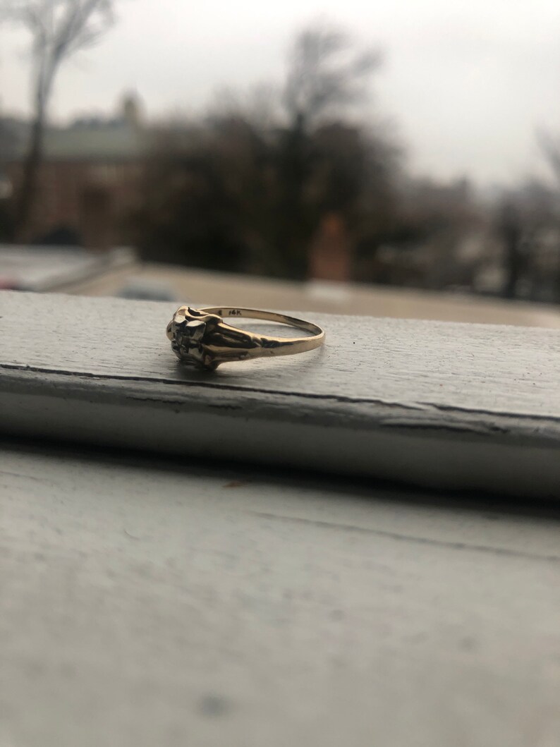Vintage 14K Yellow Gold Ring with an Est .02 Ct Size 6. Diamond