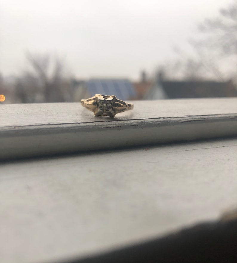 Vintage 14K Yellow Gold Ring with an Est .02 Ct Size 6. Diamond