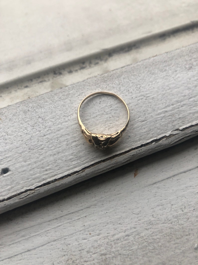 Vintage 14K Yellow Gold Ring with an Est .02 Ct Size 6. Diamond