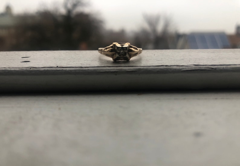Vintage 14K Yellow Gold Ring with an Est .02 Ct Size 6. Diamond