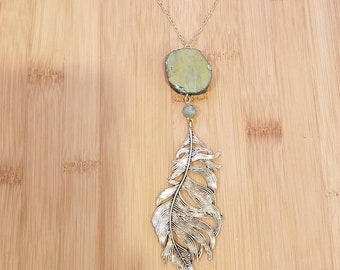 collar de plumas