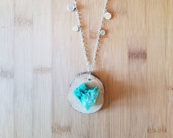 Collar Esmeralda - Colgante de madera con drusa verde